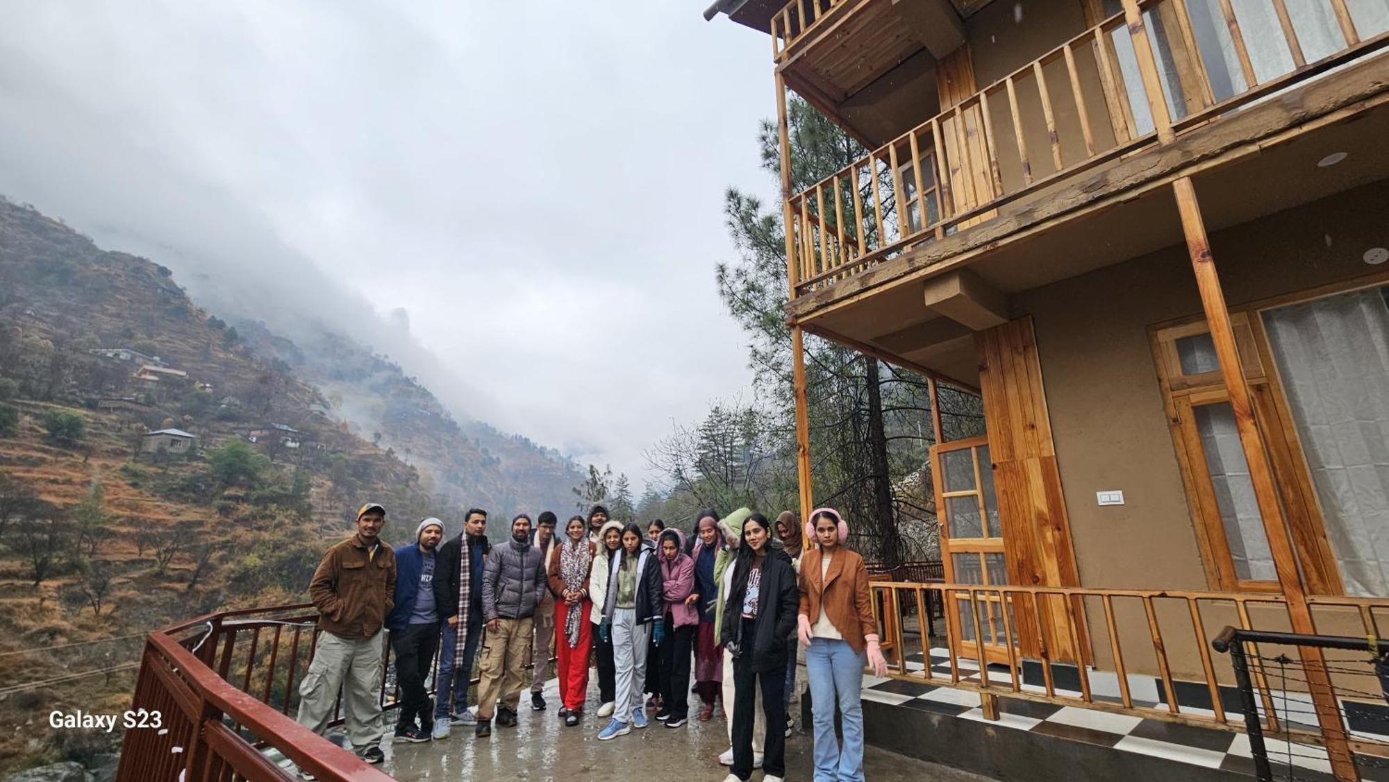 The Fiza Retreat Tirthan Banjār Eksteriør billede