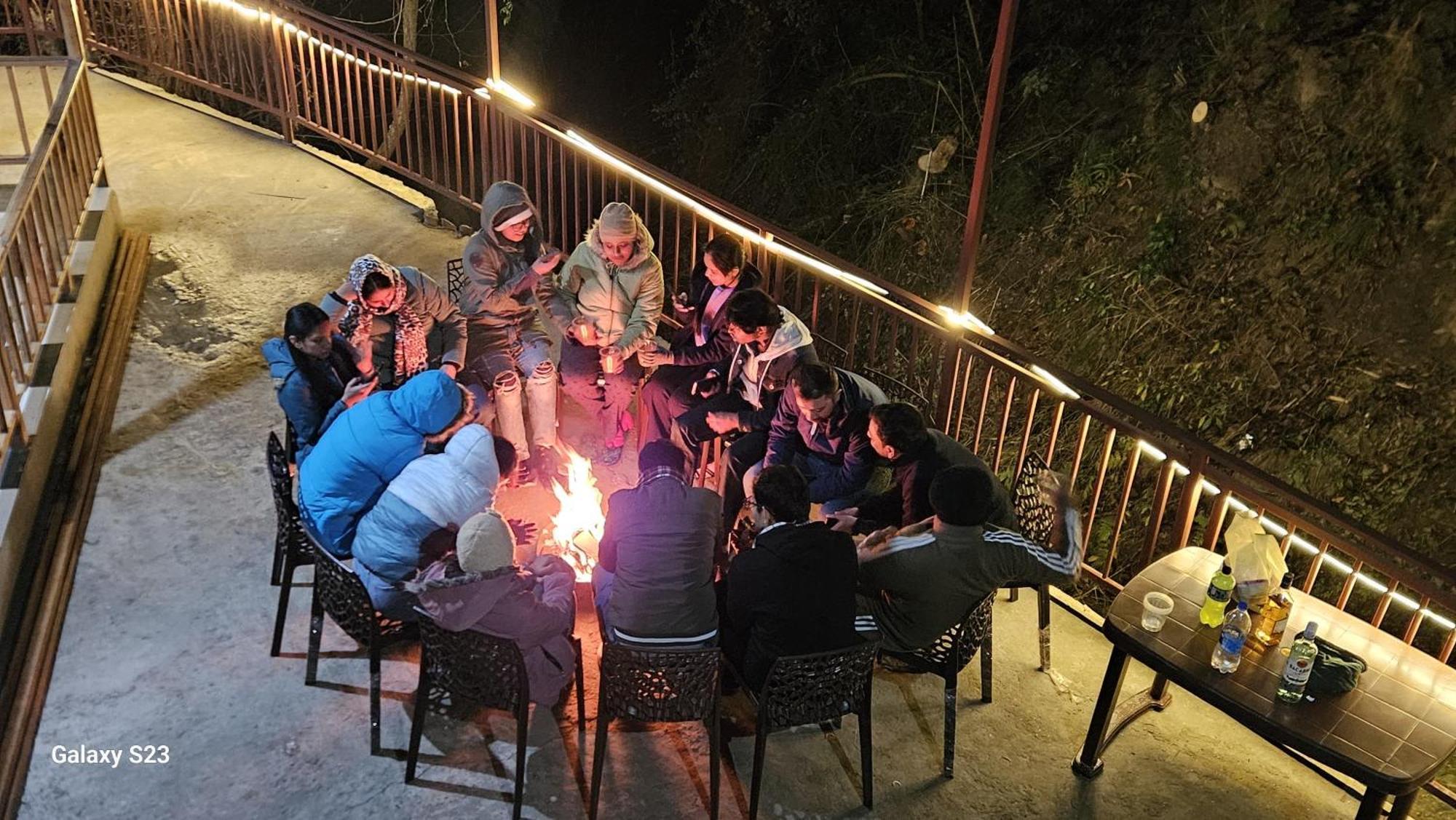 The Fiza Retreat Tirthan Banjār Eksteriør billede
