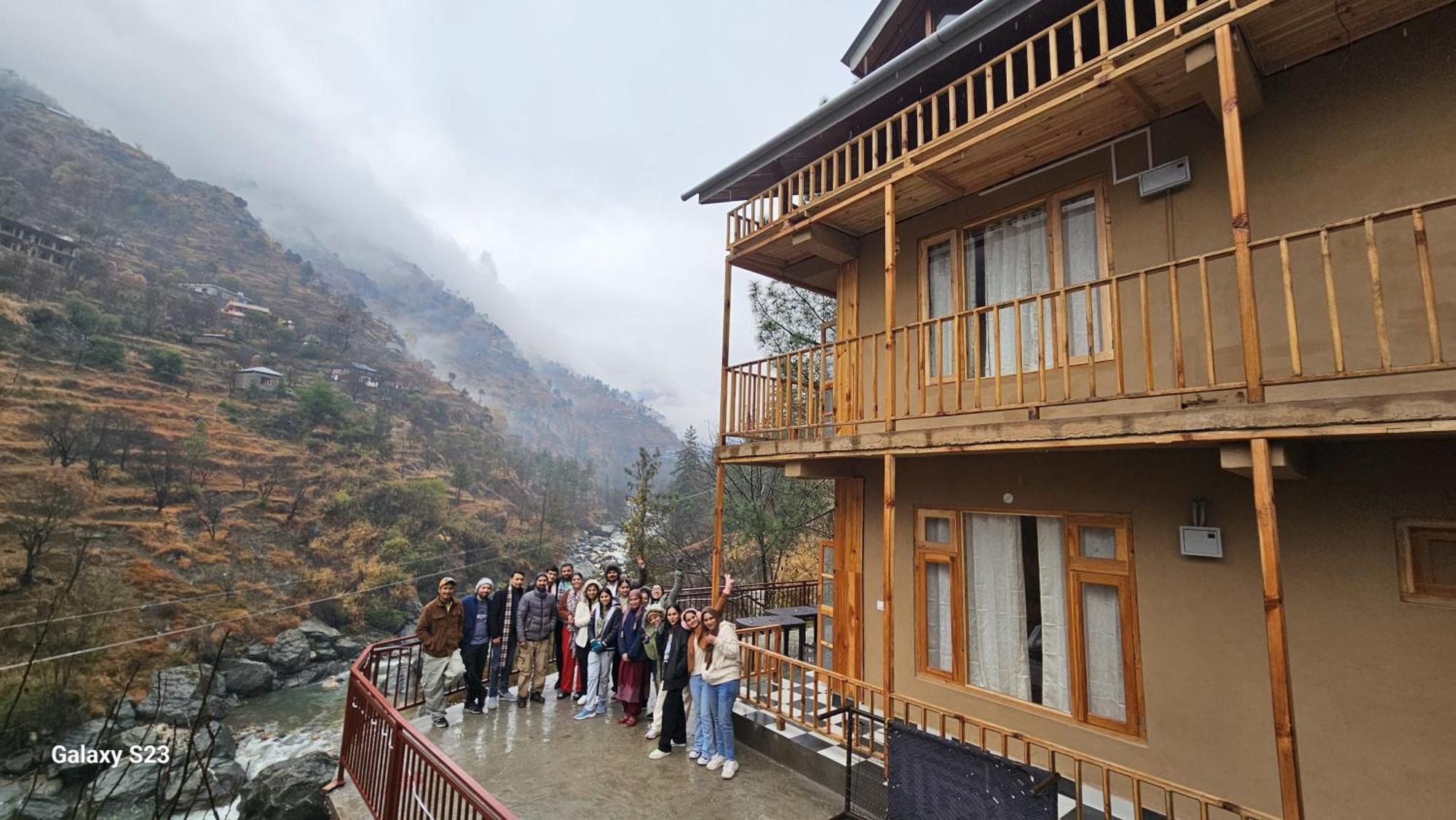 The Fiza Retreat Tirthan Banjār Eksteriør billede